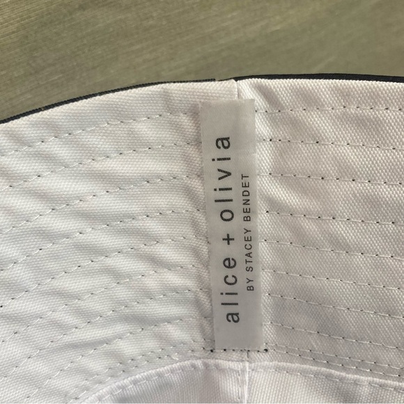 ALICE + OLIVIA Daisy Design Reversible Bucket Hat - Picture 7 of 9